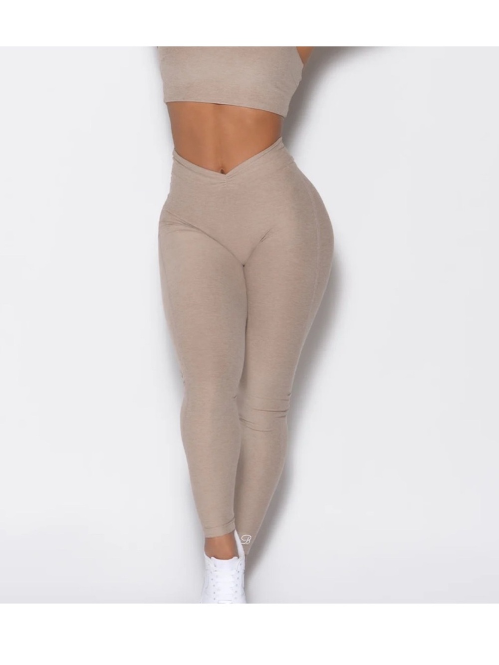 Bombshell sportswear V Active scrunch butt leggings